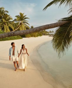 Batch High Resolution 300dpi Jumeirah Maldives Couples Walking By The Beach 1