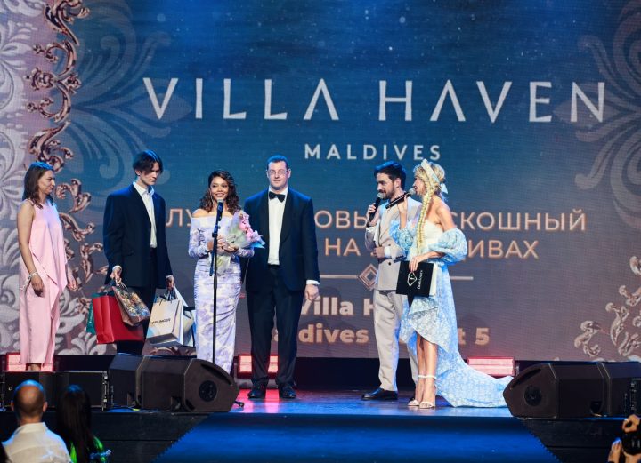 Batch Khadeeja Sana Director Pr Marketing Receiving Award From Anton Gormakh Fashion Tv Channel