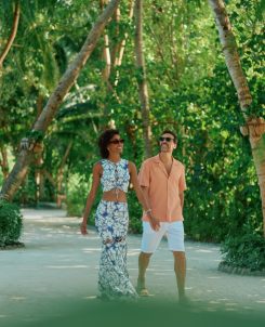 Batch Jumeirah Olhahali Island Couple On The Walkway