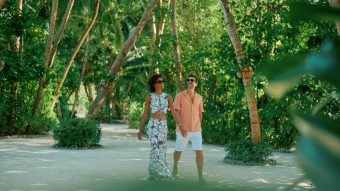 Batch Jumeirah Olhahali Island Couple On The Walkway