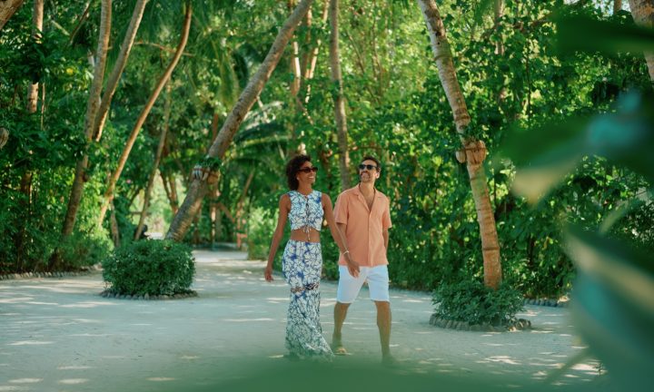 Batch Jumeirah Olhahali Island Couple On The Walkway