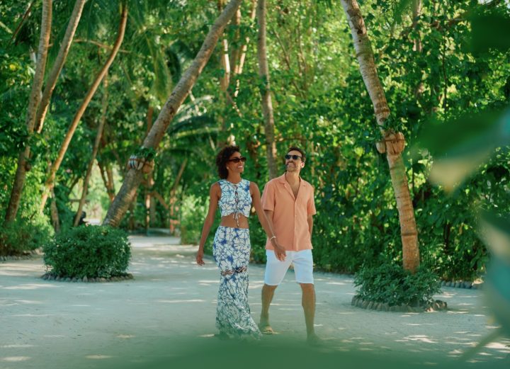 Batch Jumeirah Olhahali Island Couple On The Walkway