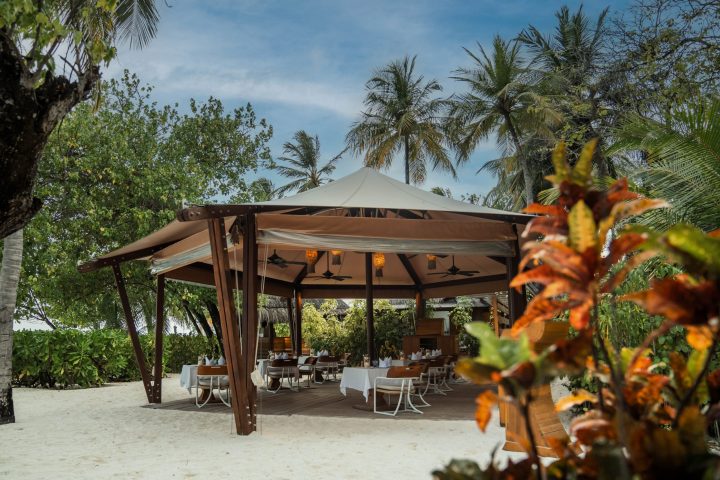 Constance Moofushi Restaurants And Bars Alizee Restaurant 04