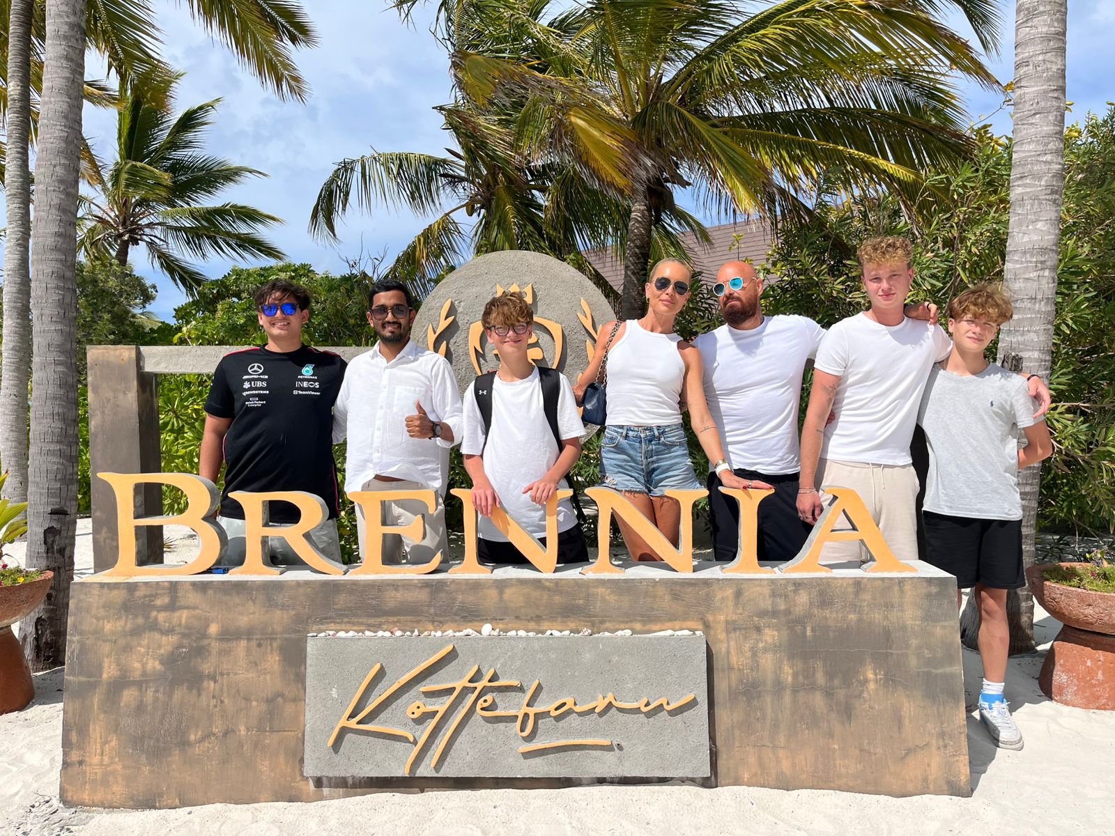 Brennia Kottefaru welcomes Simona Krainová, family for Maldives getaway