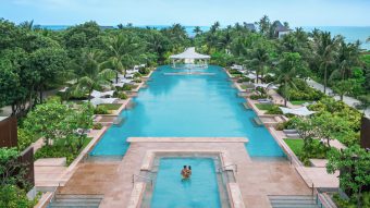 Kuda Villingili Pool Couple