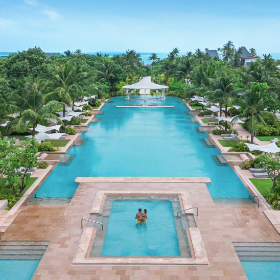 Kuda Villingili Pool Couple