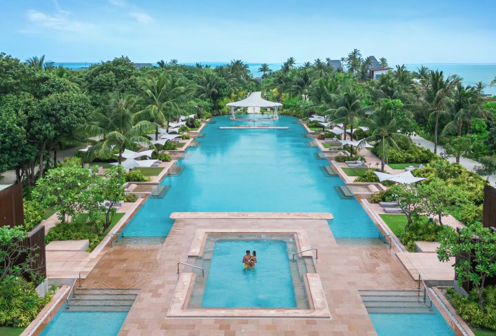 Kuda Villingili Pool Couple