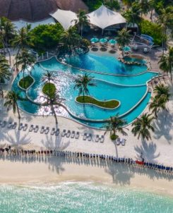 Kandooma Team line the beach