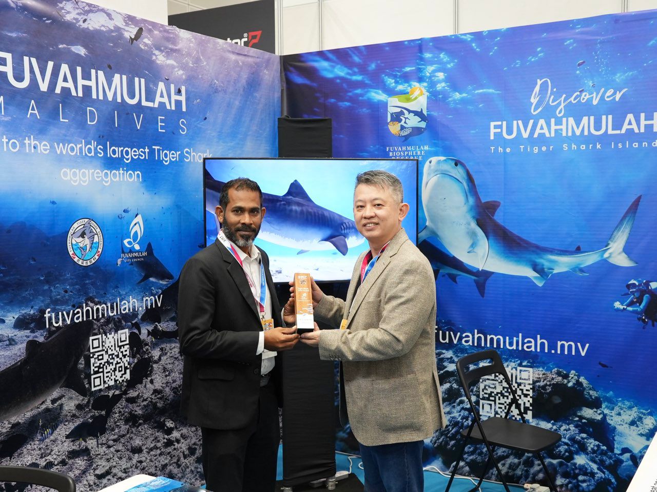 Fuvahmulah showcases destination at DRT Expo KL, receives Tiger Shark Dive Award