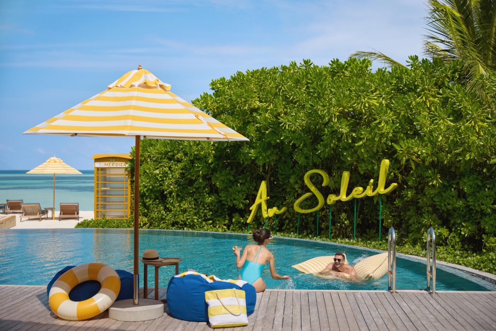 Le Meridien Maldives Resort and Spa Au Soleil Couple by the pool