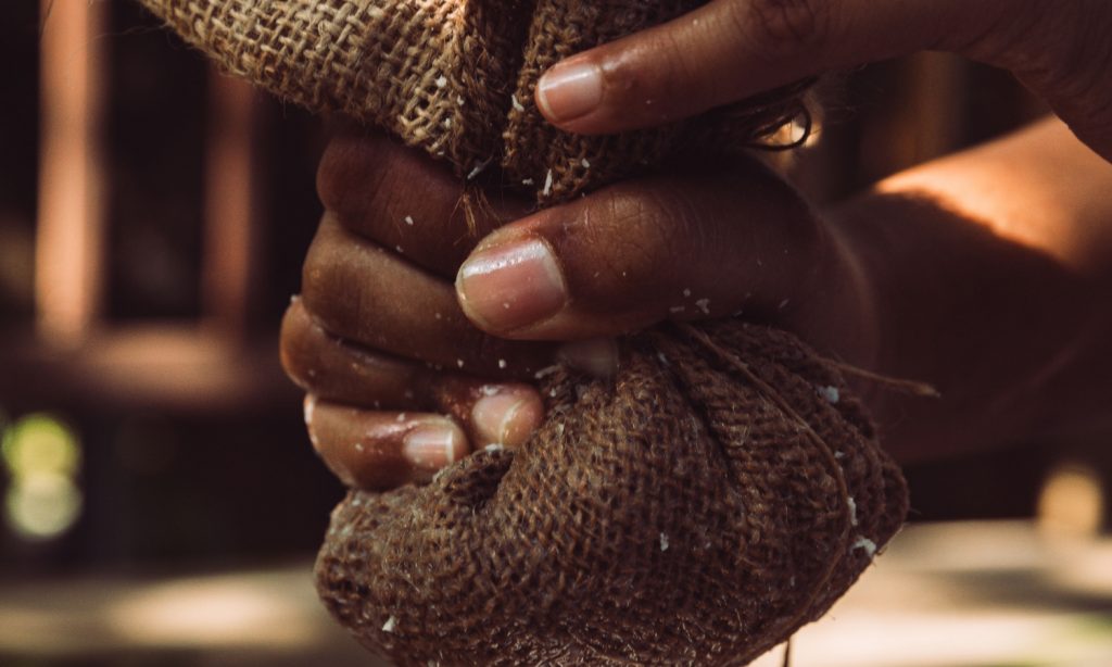 ALI P0217 Hands Wringing Out Coconut Water