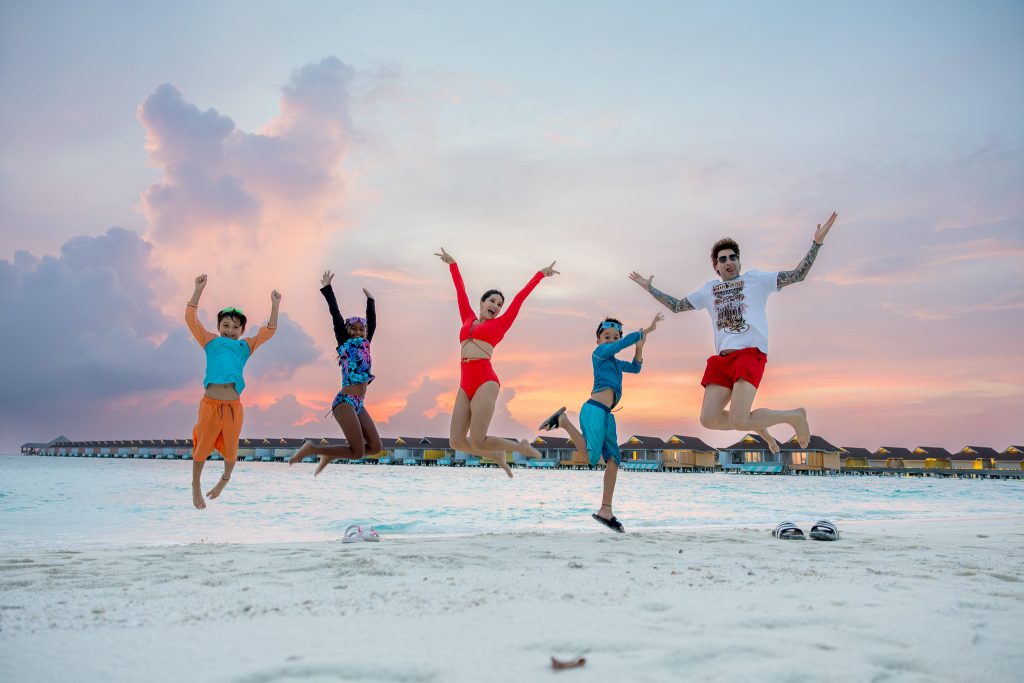 00 Sunny Leone and Family at The Standard, Maldives