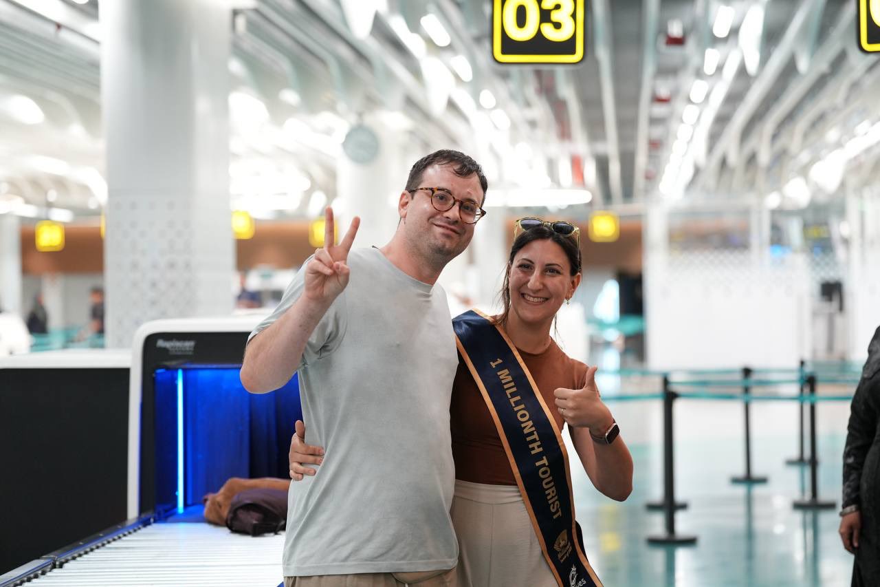 Spanish visitor becomes Maldives’ one millionth tourist this year