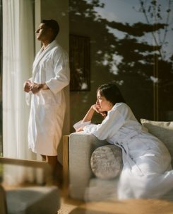 Batch MLDAL lifestyle boduge residence master bedroom couple 1 (1)