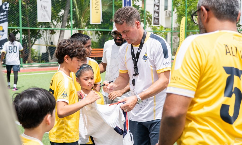 Batch Avani+ Fares Maldives Resort Football Camp 2025 Michael Owen Jersey Signing Kids