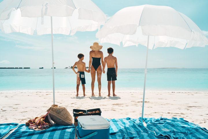 AqB Mum and 2 kids picnic on sandbank