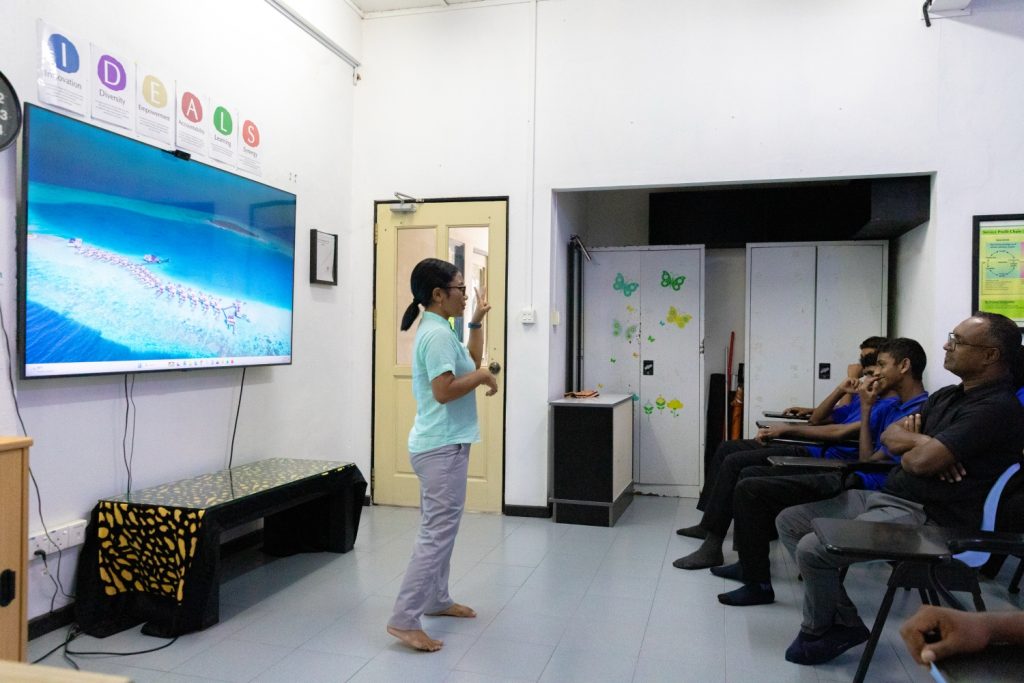 Batch Angsana Velavaru School Visit