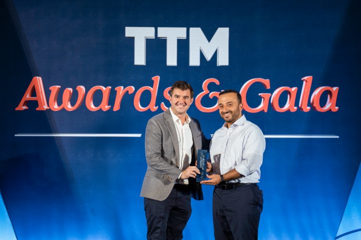 Batch Joe Perry Area Director of Sales Maldives Accepting the Award