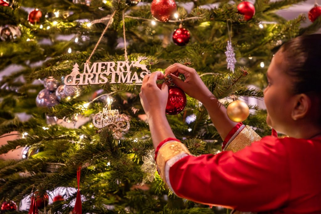 Batch Vakkaru Maldives – Christmas Tree Decorating