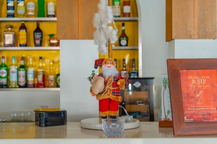 Batch Joy Island Maldives Rainbow Bar Decor (3)