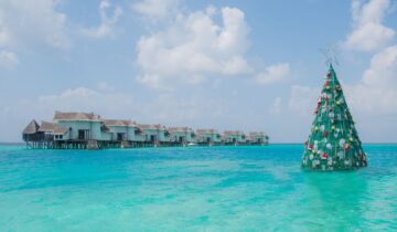 Jumeirah Vittaveli Christmas Tree Floating In Lagoon (1)